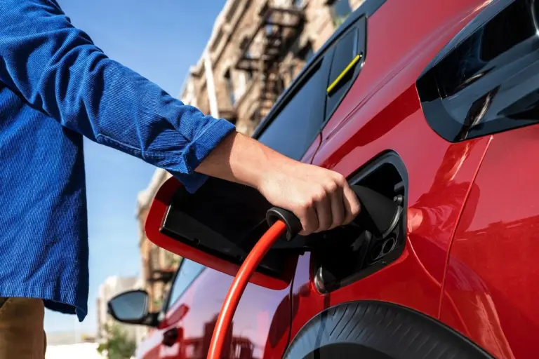 Tényleg meglépik? A britek különadót szabnak ki a villanyautókra