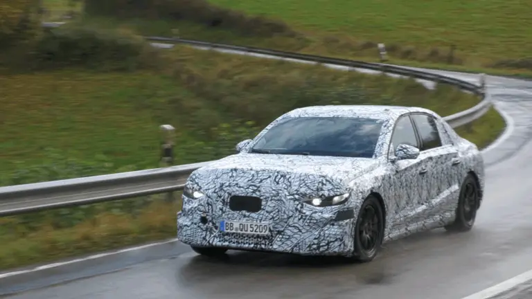 Már közúton tesztelik a németek az elektromos E-osztályt