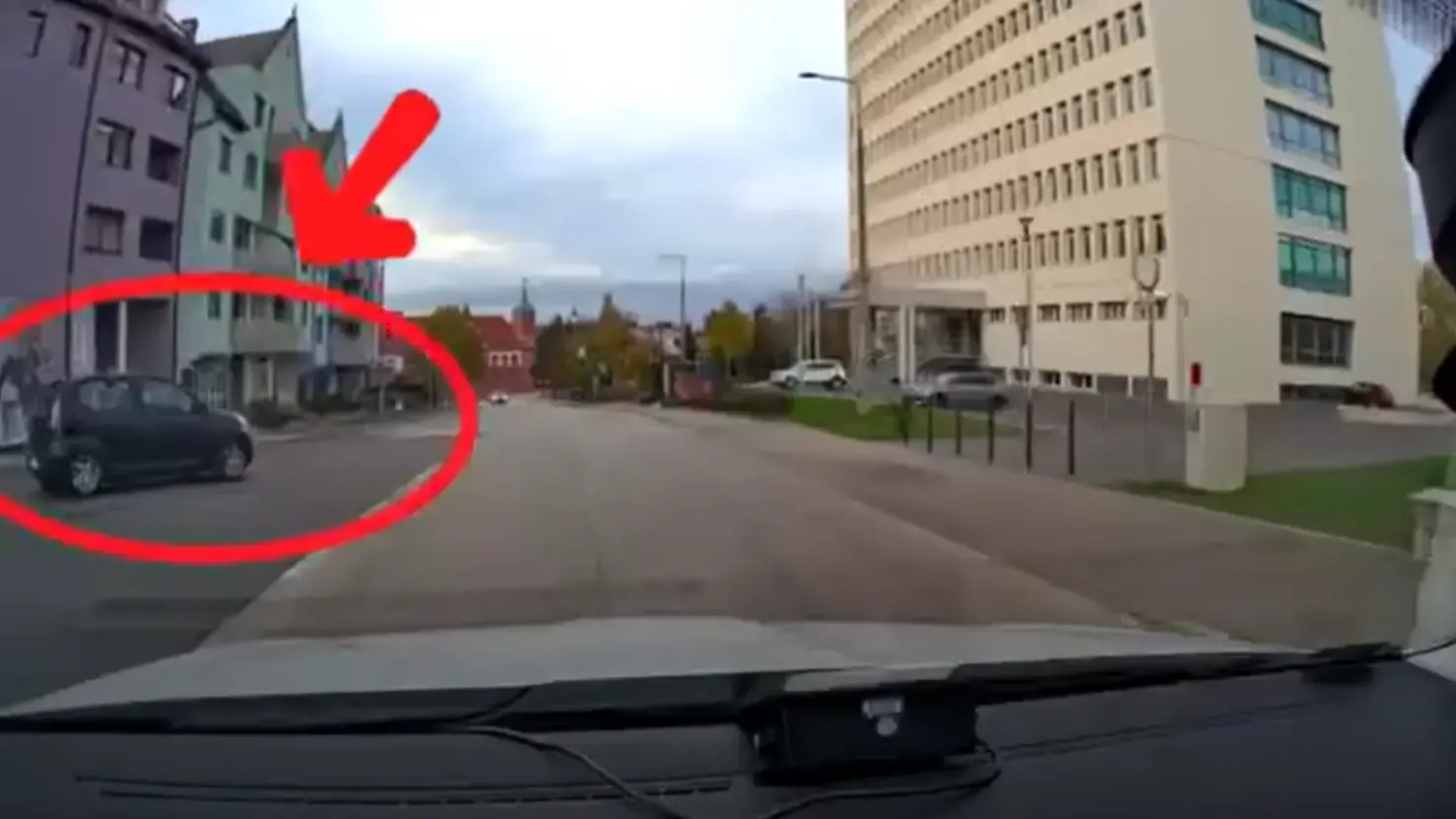 Kifordult a főútra körülnézés nélkül: kitalálod, milyen autót kényszerített fékezésre?