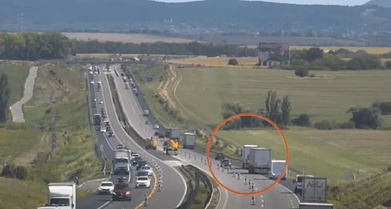 Durva képsorok az M1-esről! Végigszántotta a terelést az elszabadult kamion!