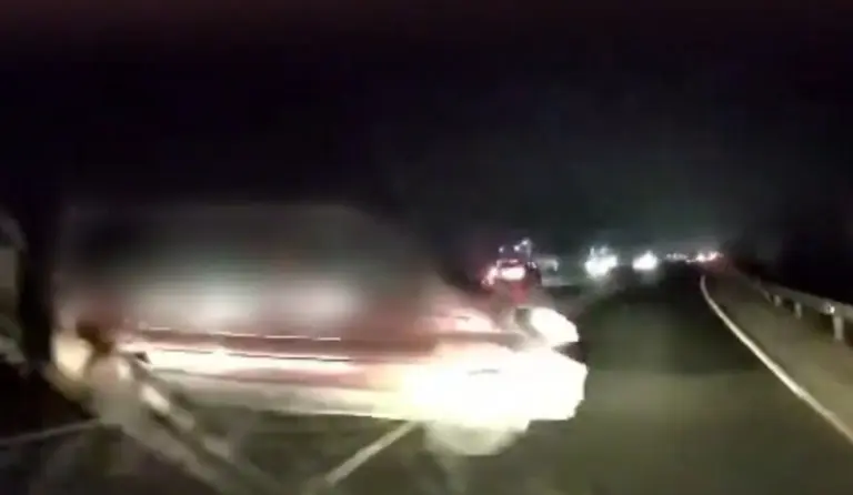 Utánfutóval száguldozott a román kisbusz az M1-esen, óriási baleset lett a vége!