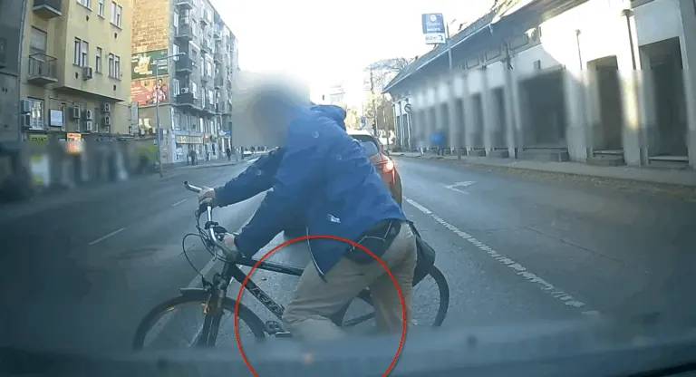 Ok nélkül belerúgott a kamerás autóba ez a biciklis! Te is így reagáltál volna rá?