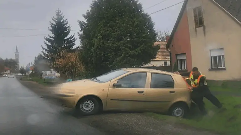 Videó: beletolatott az öreg az árokba, a rendőröknek kellett kitolni
