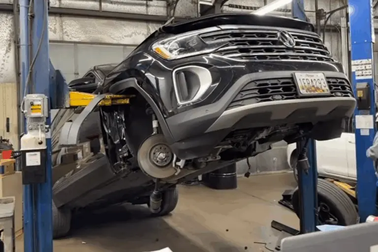 Videó: így esett le a 15 milliós Volkswagen az emelőről a gumis műhelyben