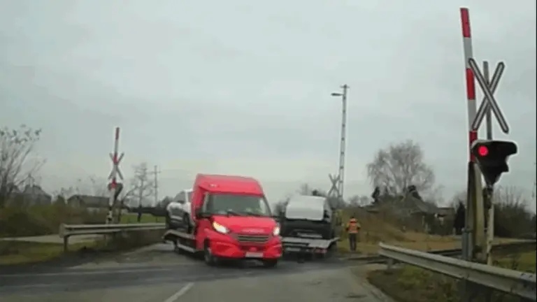 Videó: vasúti átkelőben állt meg az elszabadult tréler, megelőzhető ilyenkor a tragédia?