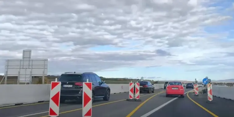 Van egy hely az M1-esen, ahol tuti beszorulsz a kamionok közé!