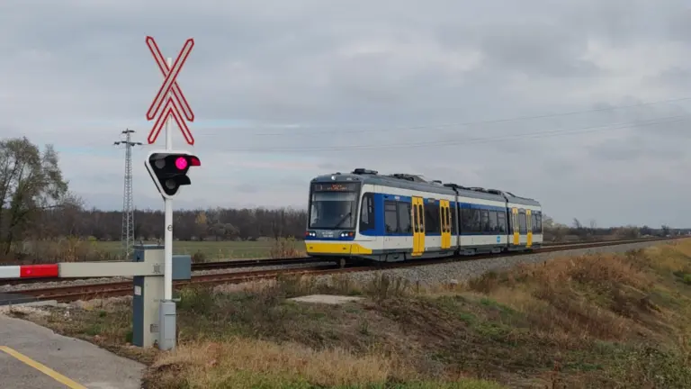 Videón szólt be egy mozdonyvezető az összes autósnak