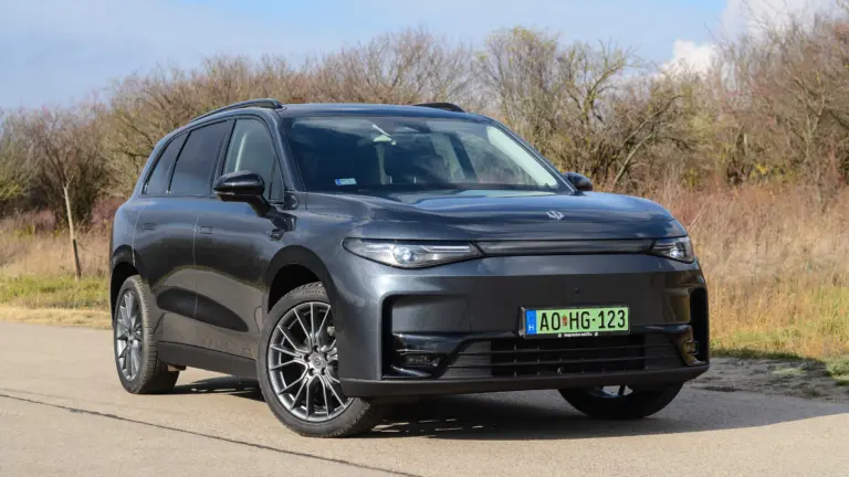 Négykerekű okostelefon Kínából: vajon autóként is helyt áll a Leapmotor C10?