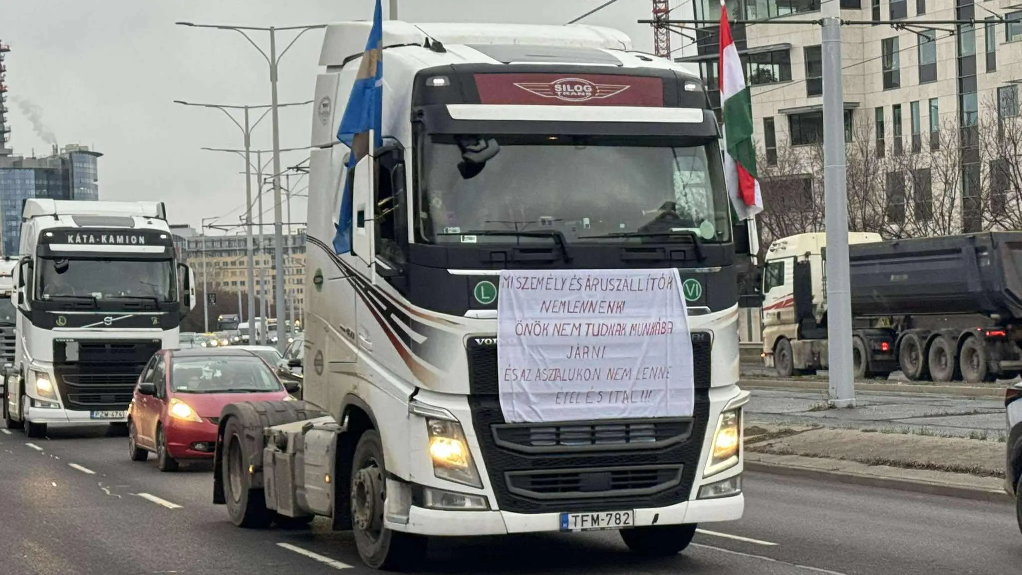 Ellepték a kamionok Budapestet: így néz ki a tüntetés hétfő délután!