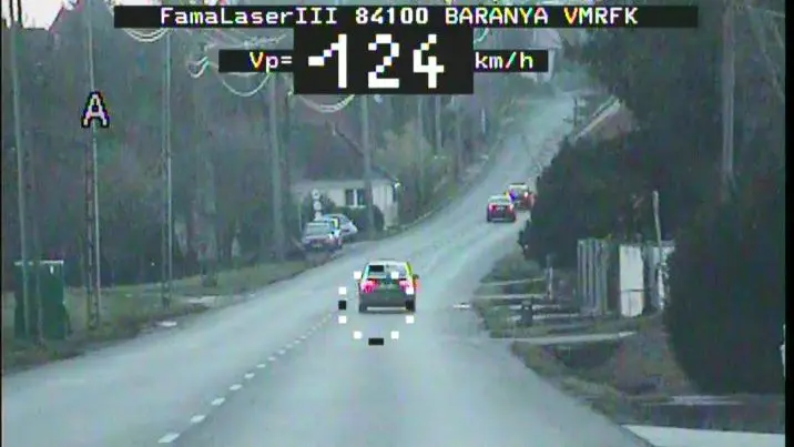 Óriási tempóval száguldott a lakóházak között, komoly bírság lett a vége!