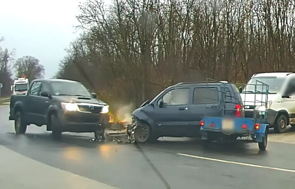 Így lesz egy aprónak tűnő hibából óriási baleset! Videón a debreceni ütközés!