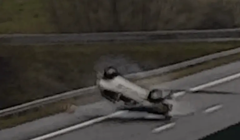 Többször megpördült a levegőben az M1-esen balesetező autó! Íme a videó!