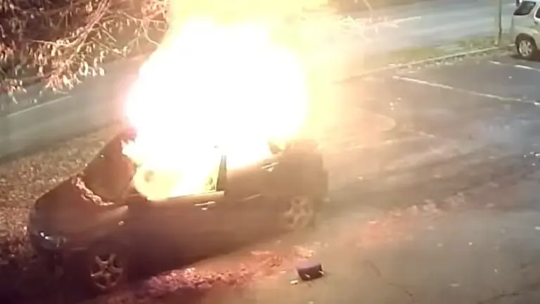 Videó: összeveszett a tulajjal, ezért felgyújtotta az autóját
