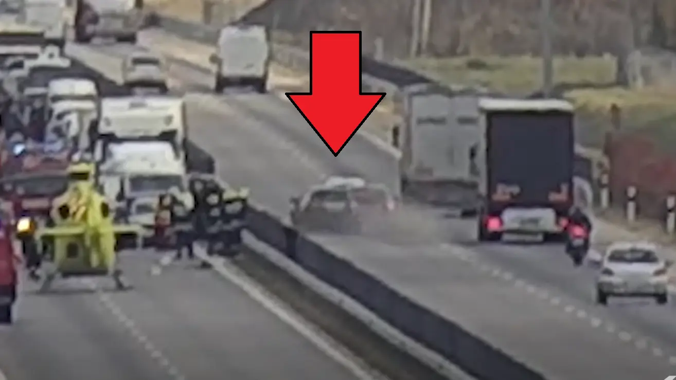 Videó: hátulról belerongyoltak a katasztrófaturistákba az M4-esen!