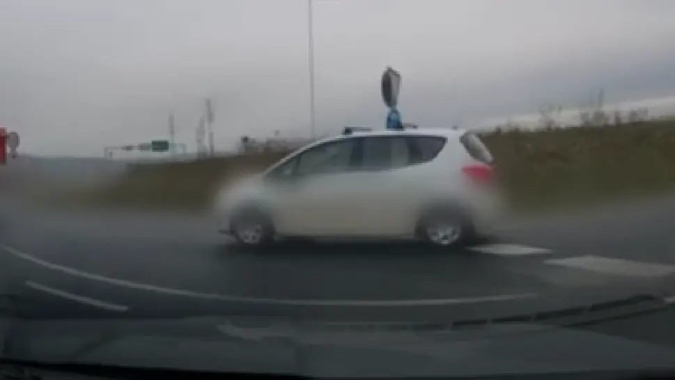 Körülnézés nélkül hajtott a körforgalomba: kitalálod, milyen autó elé vágott be?