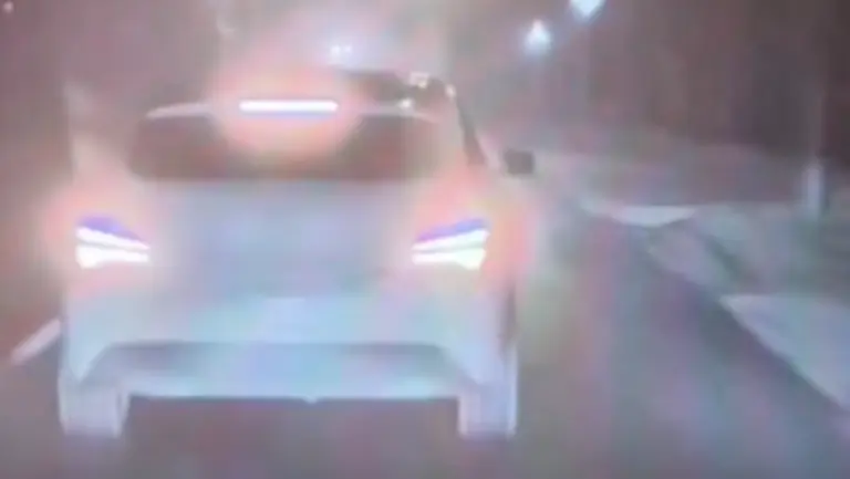 Hirtelen felindulásból büntetőfékezett, nagyon pórul járt! Íme a videó!