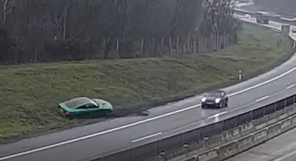 Videó: így szállt el a nedves aszfalt miatt az M3-as autópályán a sportkocsi!
