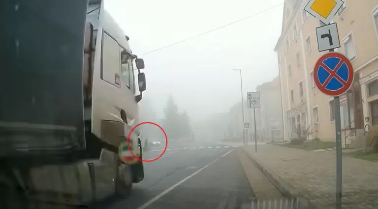 Mintha ott sem lett volna a gyalogos, úgy hajtott át a zebrán a kamion! Ez lett a vége!