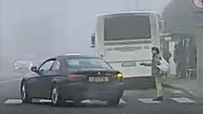 Áthajtott a gyalogos előtt a zebrán, kitalálod, milyen autó elé fordult ki?