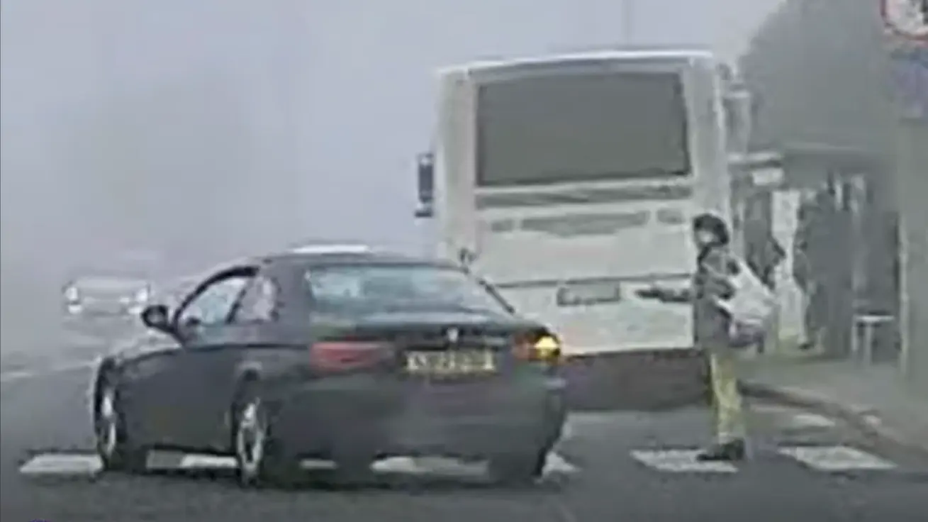 Áthajtott a gyalogos előtt a zebrán, kitalálod, milyen autó elé fordult ki?