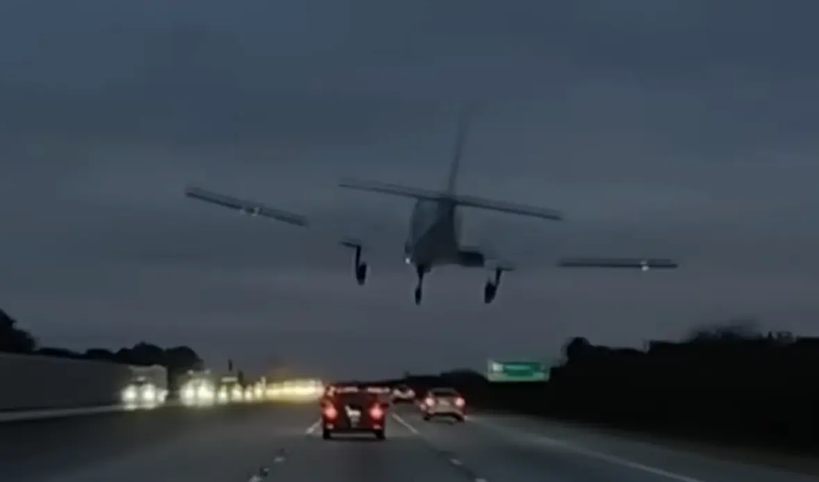 Ezt add be a biztosítónak! Repülőgéppel ütközött az autópályán ez a Toyota!