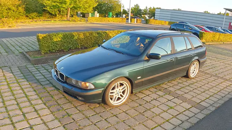 Ez még „igazi” BMW volt? V8 motoros E39 az Autobahnon!