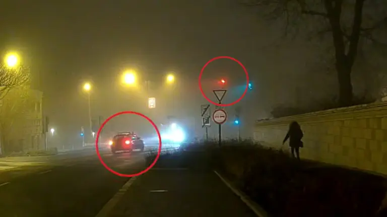 Éjjel hajtott át a piroson: kitalálod, milyen autó állt az út szélén?