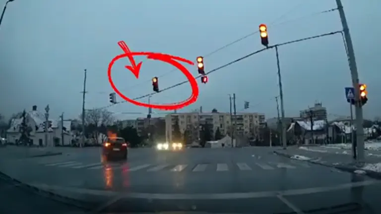 Nem érdekelte a tilos jelzés: kitalálod, milyen autó állt a szomszéd sávban?