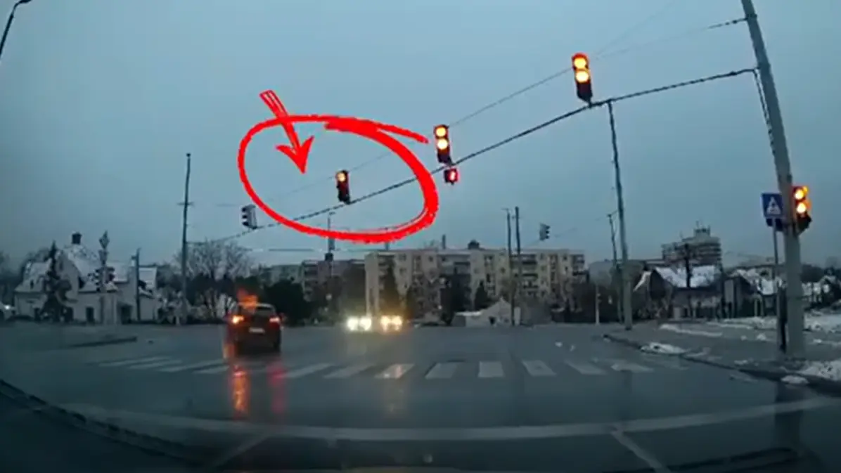 Nem érdekelte a tilos jelzés: kitalálod, milyen autó állt a szomszéd sávban?