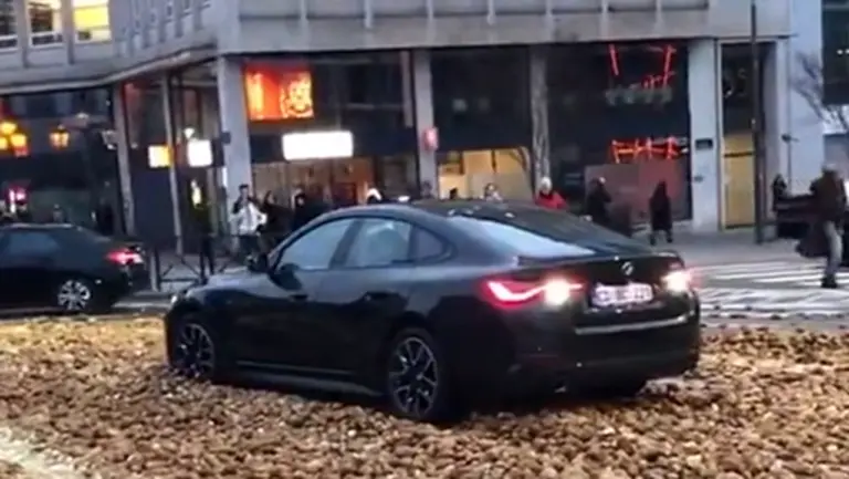 Ilyet is ritkán látni: fennakadt az útra szórt krumpliban a BMW!