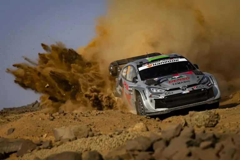 Videó: ilyen volt a rali-világbajnokság szaúdi fináléja testközelből!