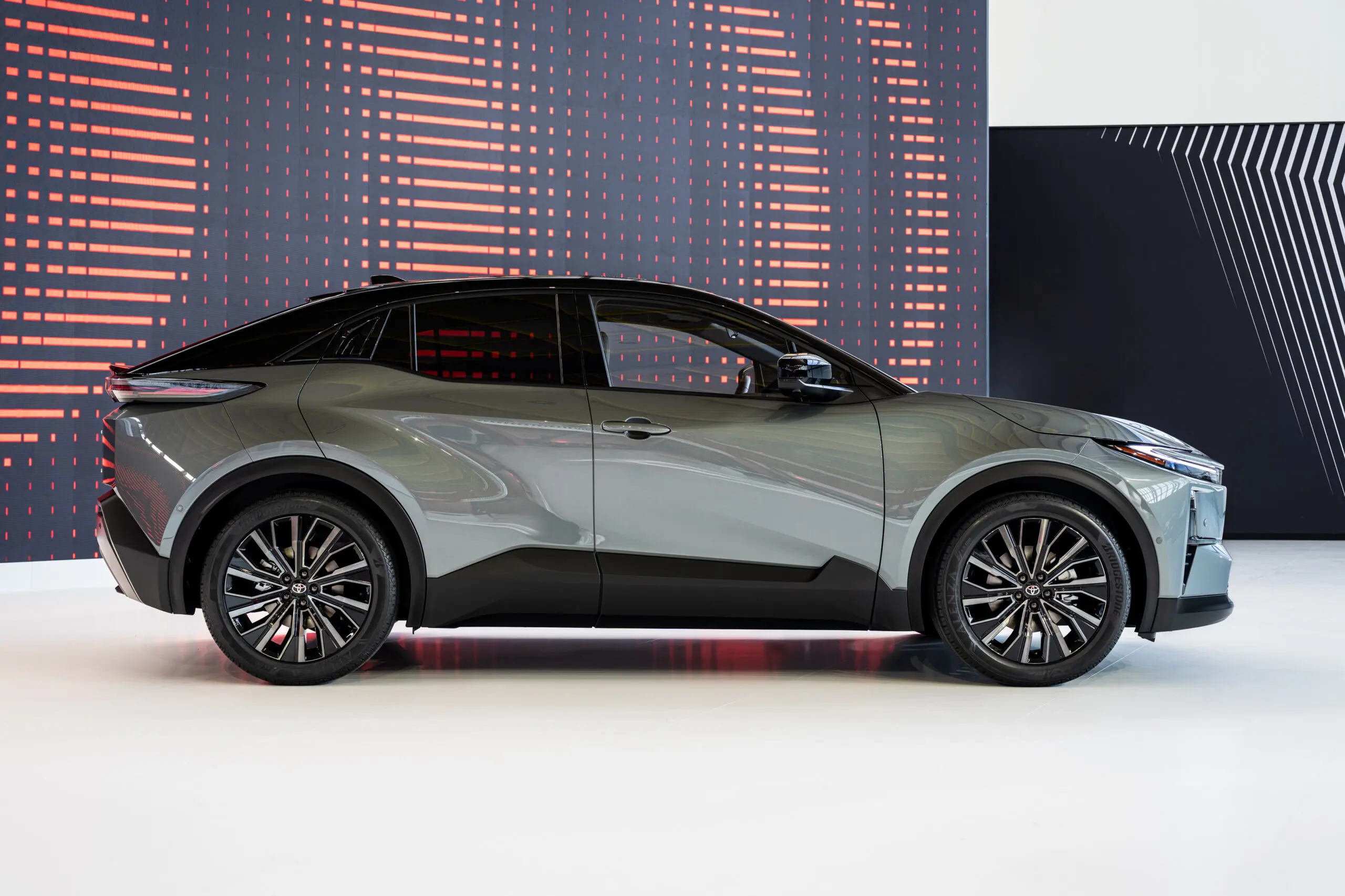 Magyarországon is beárazták az új Toyota C-HR+ szabadidő-autót!