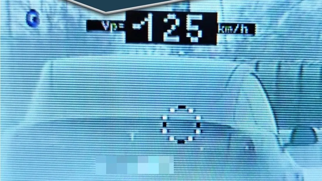 Nem tökölt a kamion mögött: a hóban kapták gyorshajtáson a Teslát!