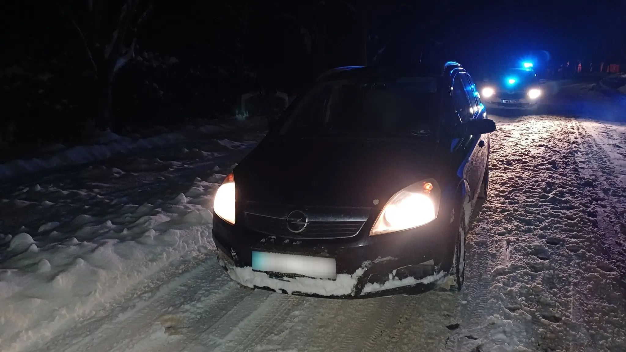 Motorháztetőn szánkózott a három gyerek, eljárás indult a sofőr ellen