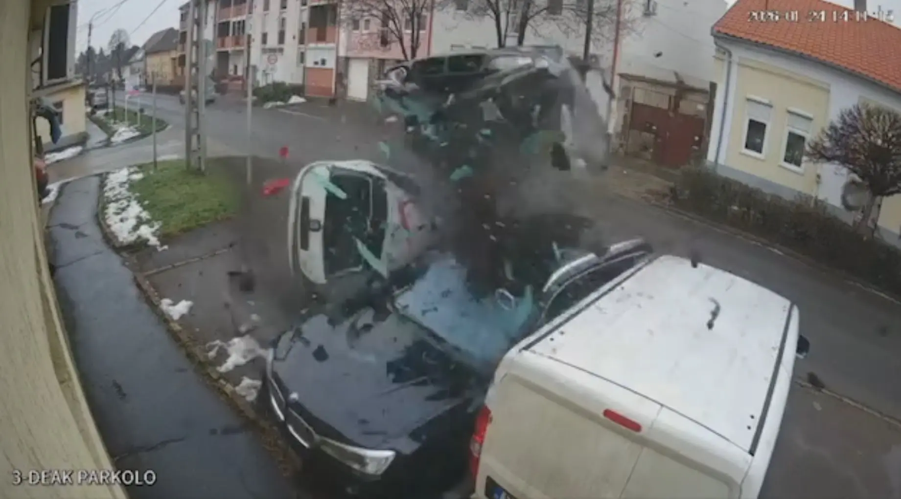 Letarolta Gyöngyösön a parkolóban álló autókat egy személygépkocsi