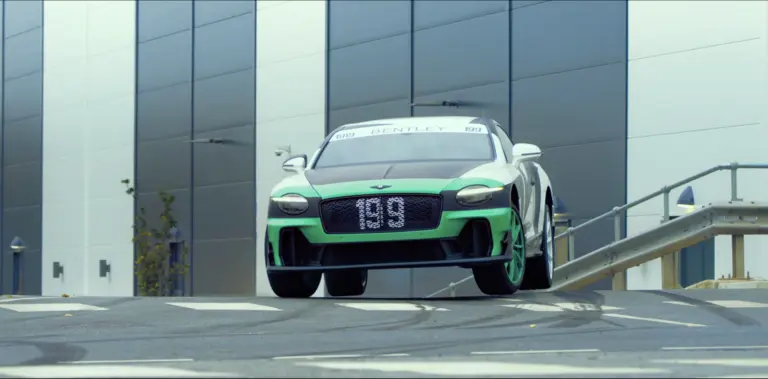 Travis Pastrana úgy rakja keresztbe a Bentley kupét, hogy azt öröm nézni