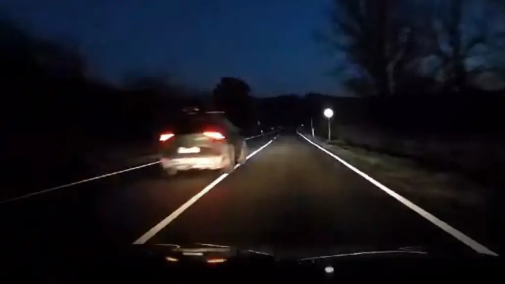 Záróvonalon előzte a sort: kitalálod, milyen autó haladt az elején?