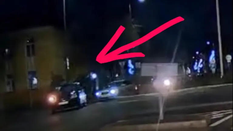 Keresd a hibát! Vajon mit felejtett el a körforgalomból kihajtó autós?