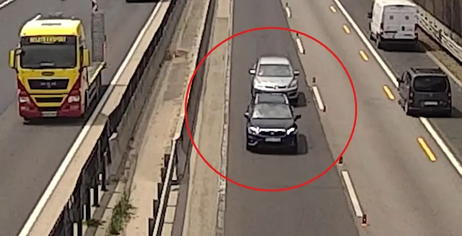 Ismét banális okból történt ütközés az M3-ason! Videón mutatjuk az esetet!