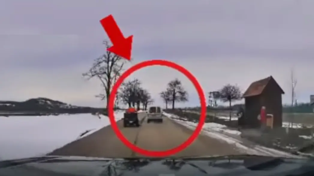 Sisak nélkül indult a hóban quadozni: kitalálod, milyen autó előtt verette?