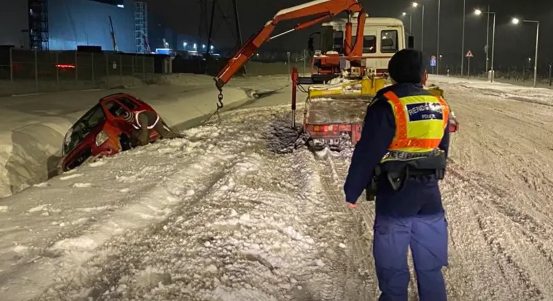 Videó: kimentek a fiatalok driftelni egy Suzukival, az árokban kötöttek ki!