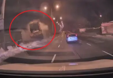 Videó: így szakította át a kukásautó a szalagkorlátot az M3 bevezető szakaszán! Videó: így szakította át a kukásautó a szalagkorlátot az M3 bevezető szakaszán!