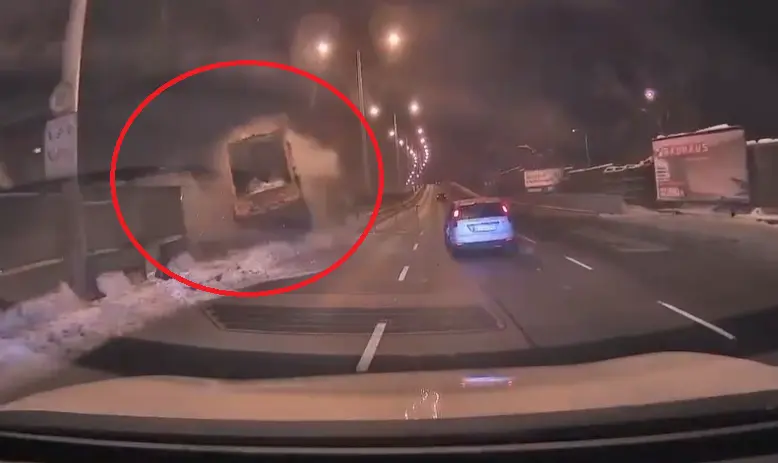 Videó: így szakította át a kukásautó a szalagkorlátot az M3 bevezető szakaszán!