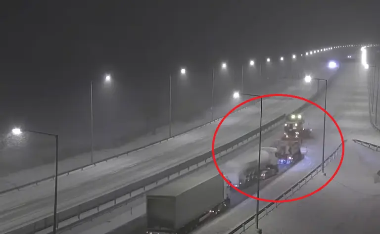 Megunta a kamionos a hókotrót, fogta magát, és nekiment!