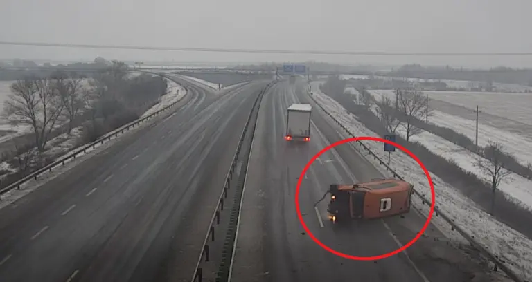 Durva képsorok az M1-es autópályáról! Felborult a furgon, figyeld, mi történt utána!