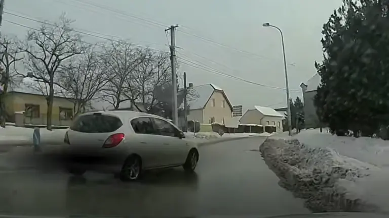 Körülnézés nélkül fordult ki a főútra: kitalálod, milyen autó elé vágott be?