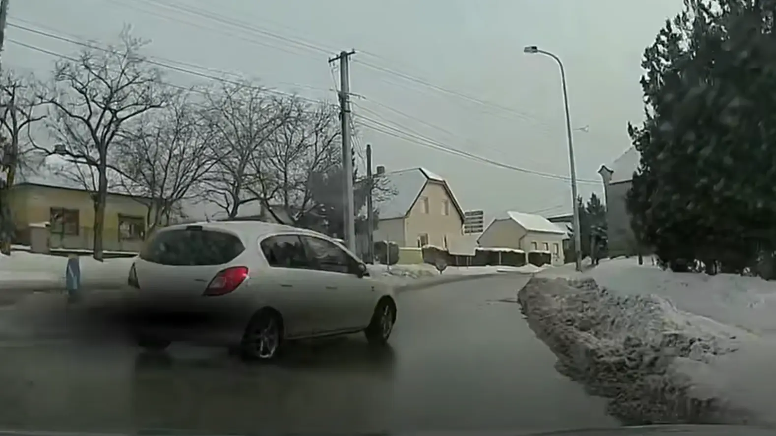 Körülnézés nélkül fordult ki a főútra: kitalálod, milyen autó elé vágott be?