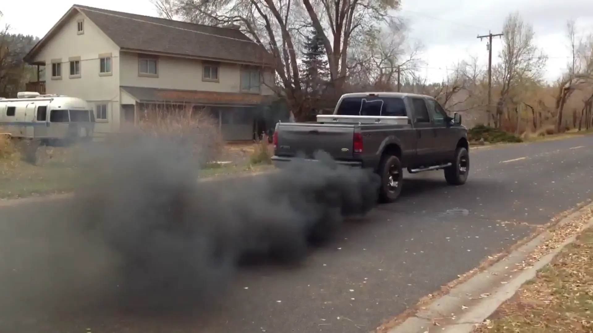 Hadd kormoljon: az Egyesült Államokban felhagynak a füstokádó dízelek üldözésével!