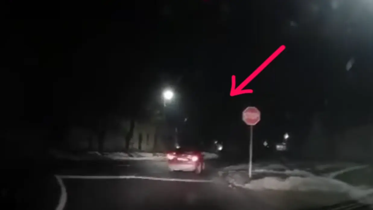 Elszáguldott a stoptábla mellett: kitalálod, milyen autó követte?