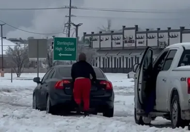 Az amerikai rendőrök szerint 6 centi hóban már csak összkerékhajtással lehet közlekedni